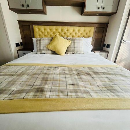 Lakeside Escape With Hot Tub York Luaran gambar