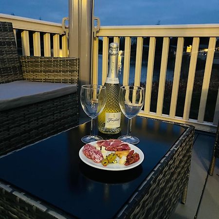 Lakeside Escape With Hot Tub York Luaran gambar