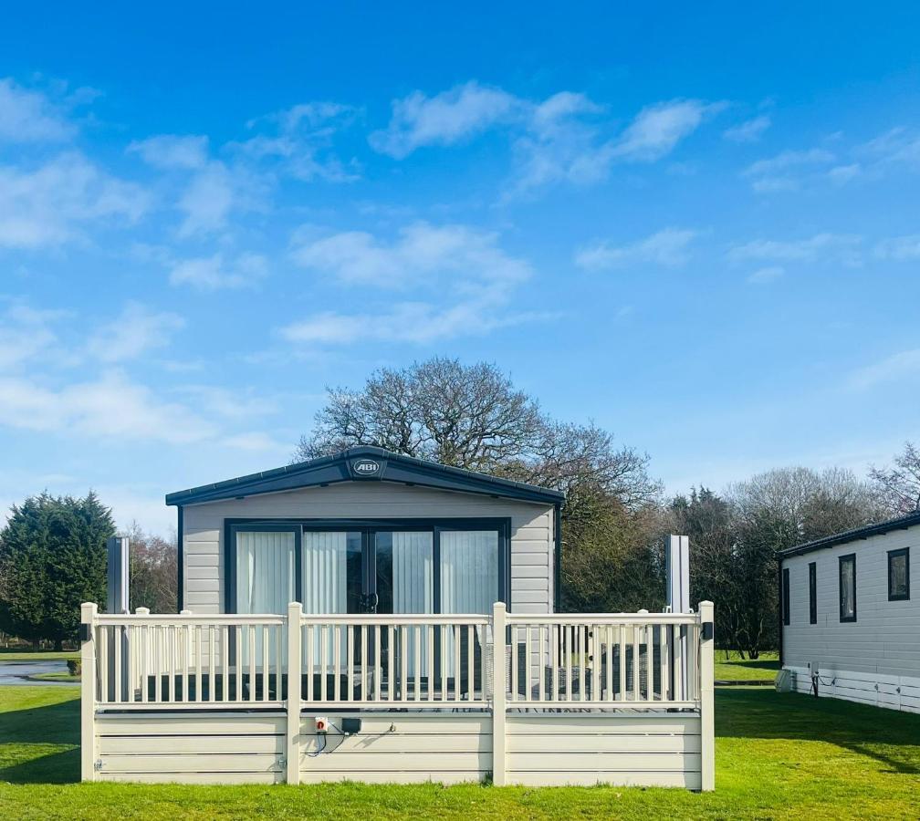 Lakeside Escape With Hot Tub York Luaran gambar
