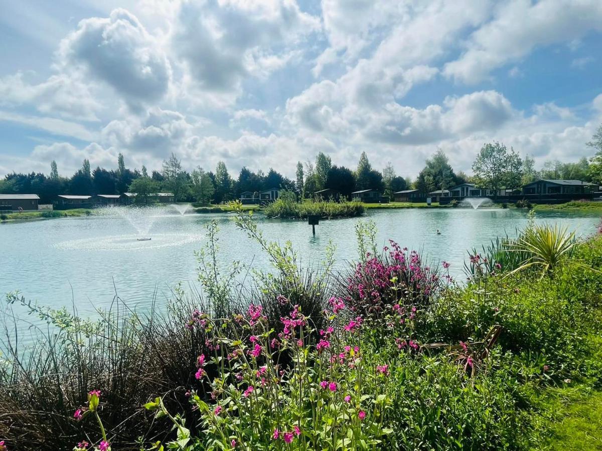 Lakeside Escape With Hot Tub York Luaran gambar