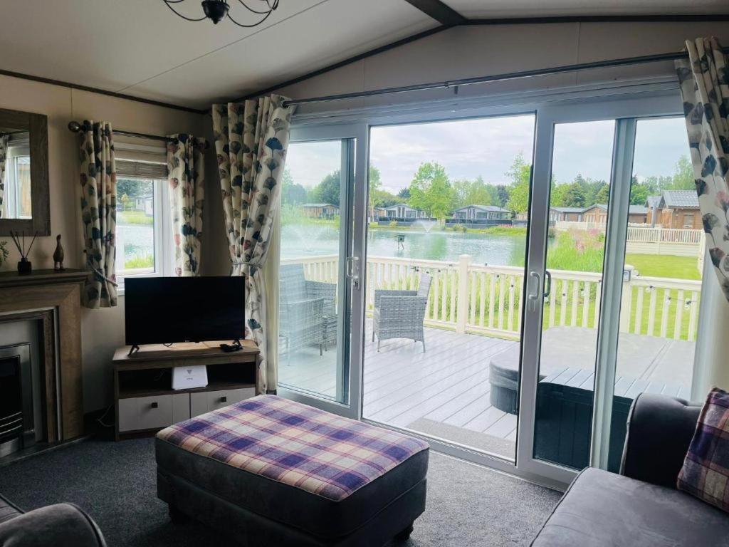 Lakeside Escape With Hot Tub York Luaran gambar