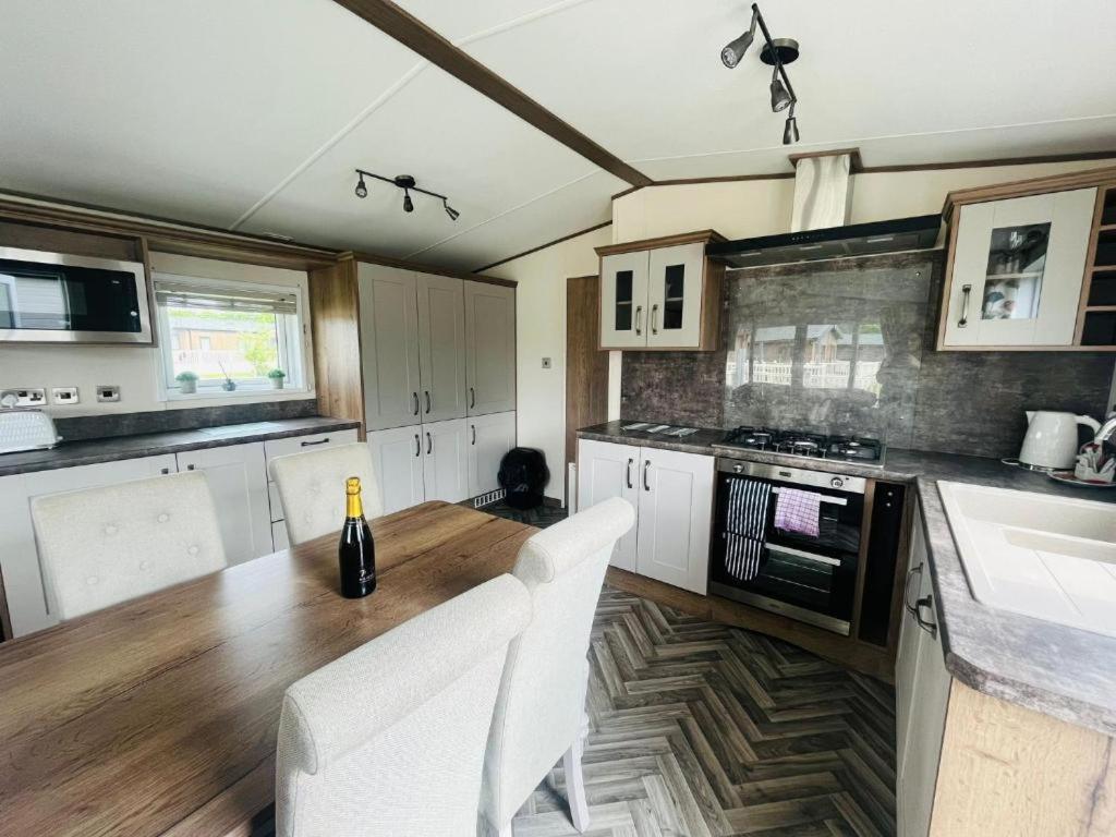 Lakeside Escape With Hot Tub York Luaran gambar