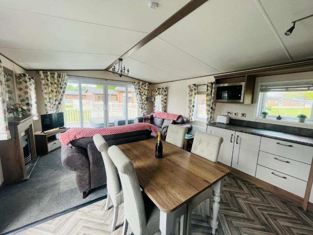 Lakeside Escape With Hot Tub York Luaran gambar