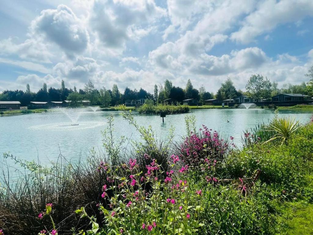 Lakeside Escape With Hot Tub York Luaran gambar
