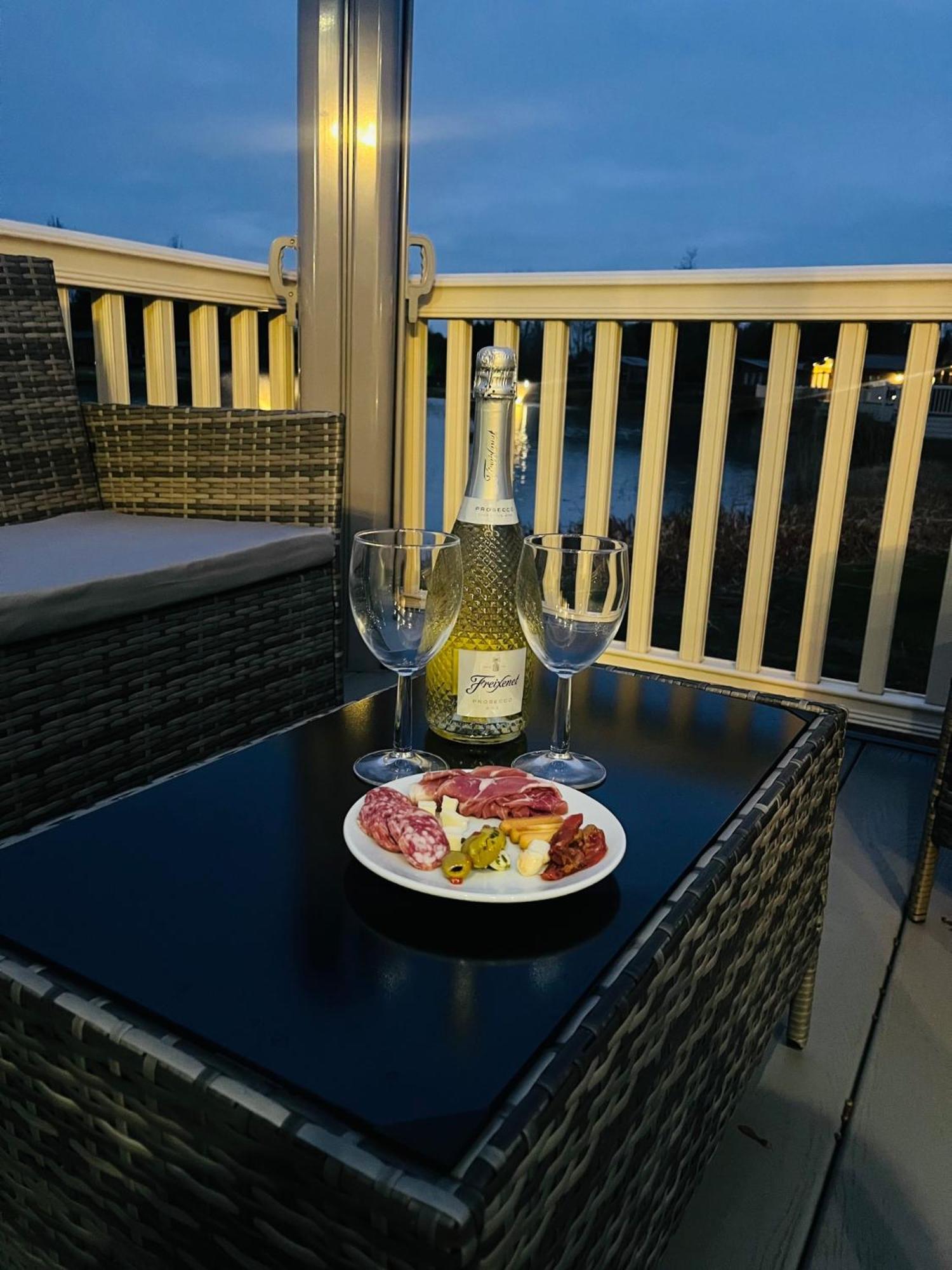 Lakeside Escape With Hot Tub York Luaran gambar