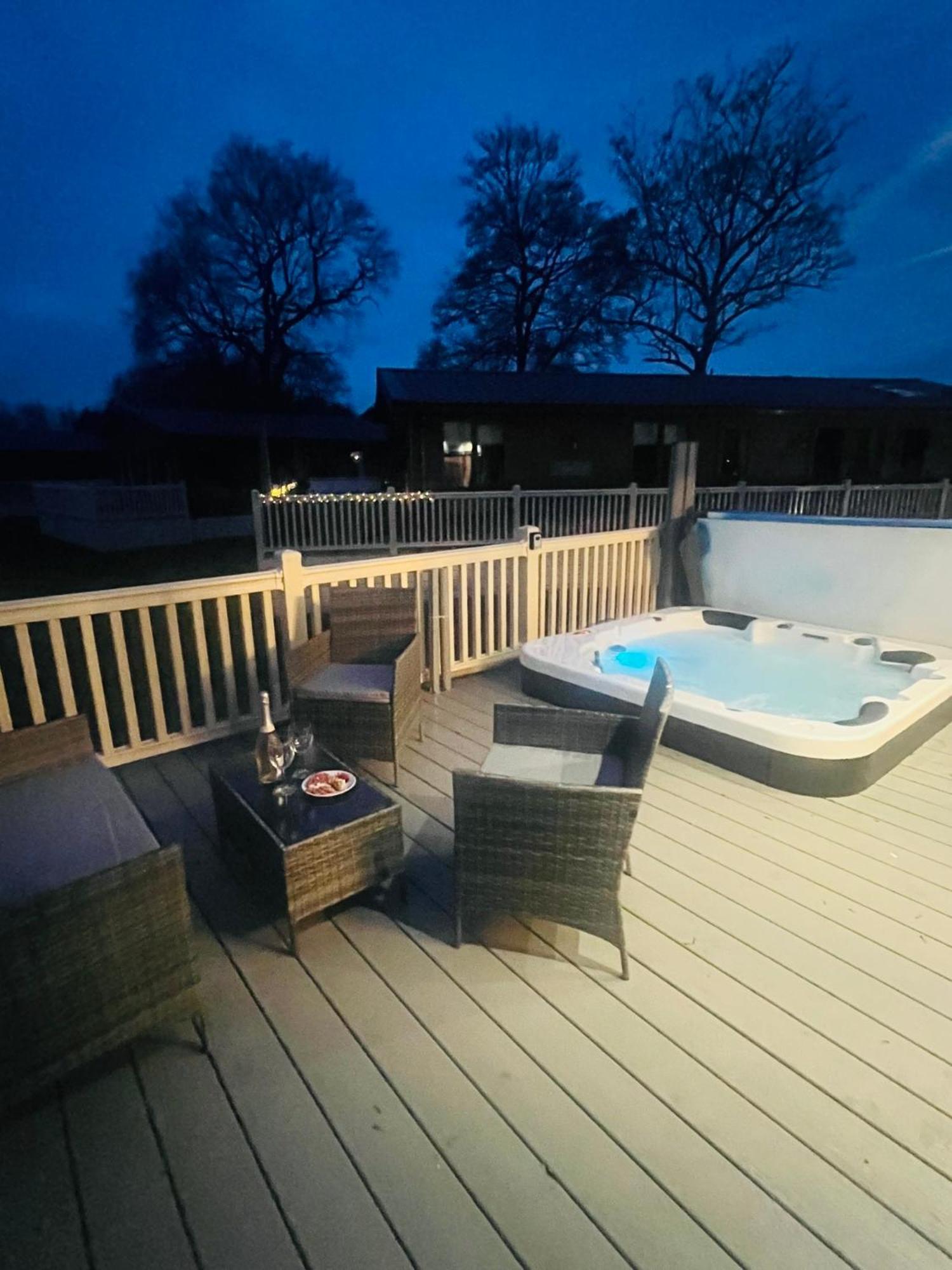 Lakeside Escape With Hot Tub York Luaran gambar